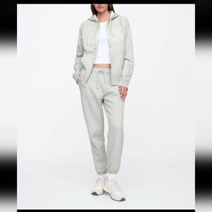 GAP Women's Light Gray Jogger Pants & Jacket Set